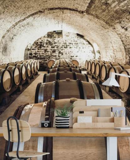 bruine 3D-wijnbehangmuurschildering genaamd Wine Barrels voor keukens, wijnkelders en restaurants