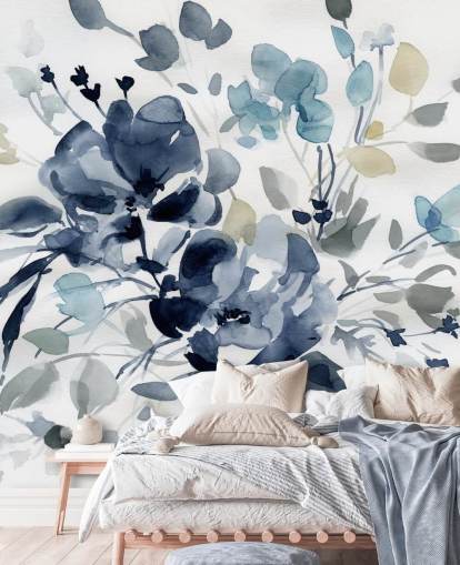 Marineblaue, personalisierbare botanische Wandtapete namens Indigo Garden 2 von Carol Robinson für Schlafzimmer und Wohnzimmer