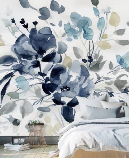 Marineblaue, personalisierbare botanische Wandtapete namens Indigo Garden 2 von Carol Robinson für Schlafzimmer und Wohnzimmer