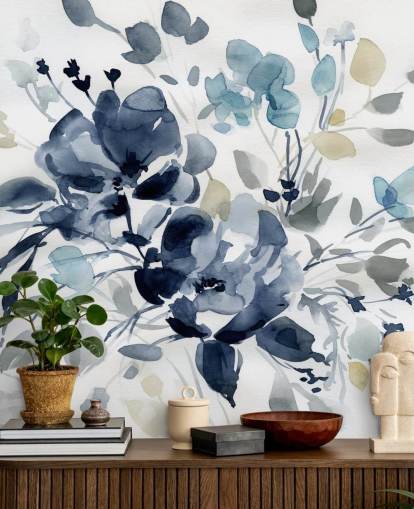 marineblauwe aanpasbare botanische behangmuurschildering genaamd Indigo Garden 2 van Carol Robinson voor slaapkamers en lounges
