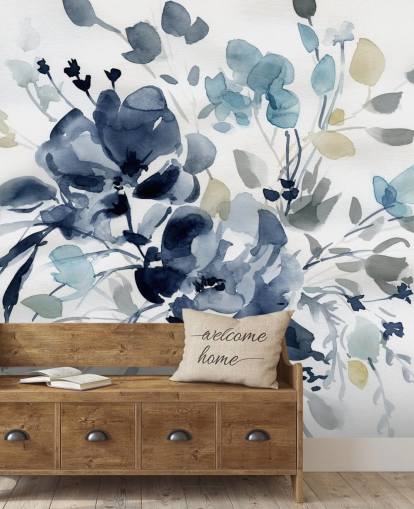 Marineblaue, personalisierbare botanische Wandtapete namens Indigo Garden 2 von Carol Robinson für Schlafzimmer und Wohnzimmer