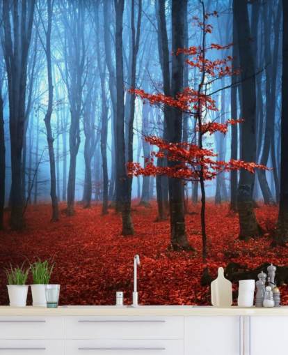 Leuchtend roter und blauer Herbstwald Fototapete