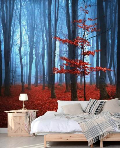 Leuchtend roter und blauer Herbstwald Fototapete