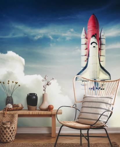 Decorazione murale con navetta spaziale contro il cielo chiaro