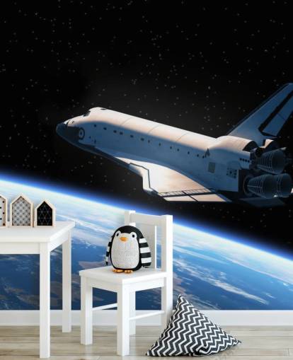 Space Shuttle in een baan om de aarde behang