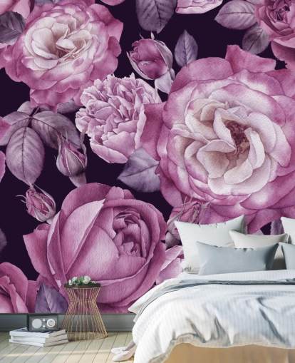 fiolett tilpassbart blomstertapet veggmaleri kalt Ultra Violet Roses Dark Floral for soverom, stuer og spiserom