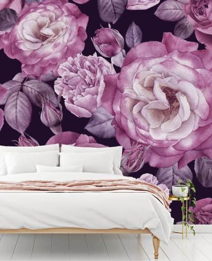 paarse aanpasbare bloemenbehangmuurschildering genaamd Ultra Violet Roses Dark Floral voor slaapkamers, woonkamers en eetkamers
