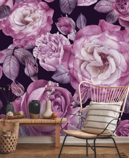 fiolett tilpassbart blomstertapet veggmaleri kalt Ultra Violet Roses Dark Floral for soverom, stuer og spiserom