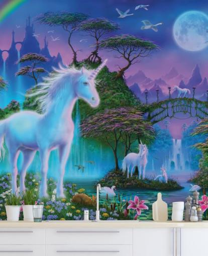 carta da parati personalizzata unicorno viola, blu e verde chiamata Unicorn Bridge di Danny Flynn per camerette per bambini carta da parati personalizzata unicorno viola, blu e verde chiamata Unicorn Bridge di Danny Flynn per camerette per bambini