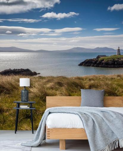 Båt på Calm Sea til side en landlig kyst i Llanddwyn