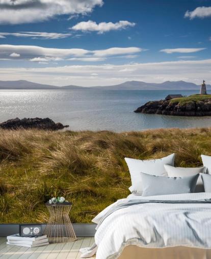 Barca sul mare calmo lungo una costa rurale a Llanddwyn