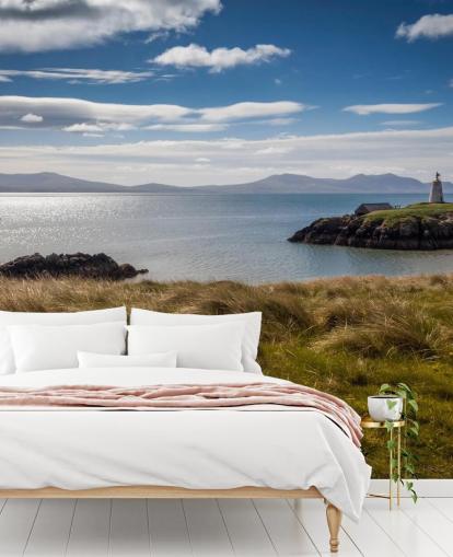 Barca sul mare calmo lungo una costa rurale a Llanddwyn Barca sul mare calmo lungo una costa rurale a Llanddwyn