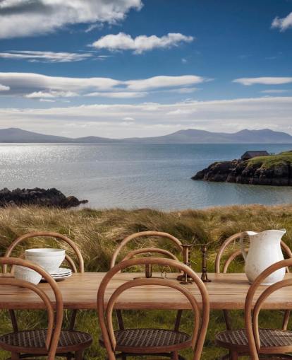 Båt på Calm Sea til side en landlig kyst i Llanddwyn