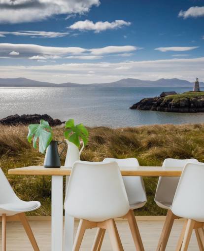 Båt på Calm Sea til side en landlig kyst i Llanddwyn