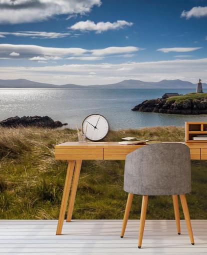 Båd på det rolige hav til side en landlig kyst i Llanddwyn Båd på det rolige hav til side en landlig kyst i Llanddwyn