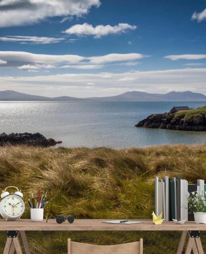 Båt på Calm Sea til side en landlig kyst i Llanddwyn Båt på Calm Sea til side en landlig kyst i Llanddwyn