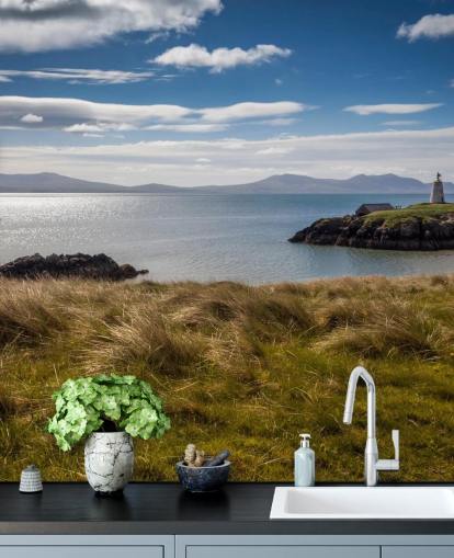 Båd på det rolige hav til side en landlig kyst i Llanddwyn