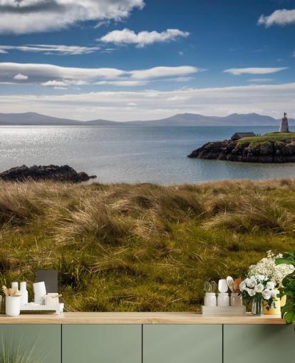 Barco en mar en calma junto a una costa rural en Llanddwyn Barco en mar en calma junto a una costa rural en Llanddwyn