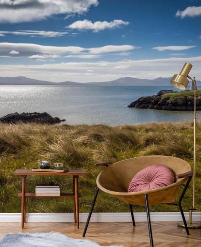 Båd på det rolige hav til side en landlig kyst i Llanddwyn Båd på det rolige hav til side en landlig kyst i Llanddwyn
