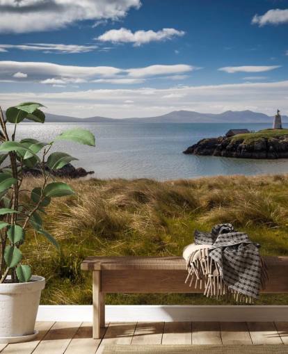 Båd på det rolige hav til side en landlig kyst i Llanddwyn