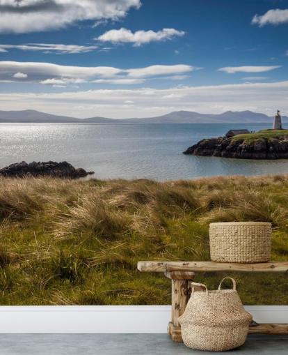 Bateau sur la mer calme à côté d'une côte rurale à Llanddwyn