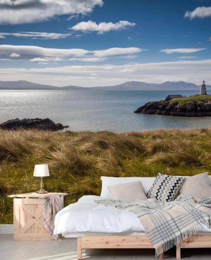 Barca sul mare calmo lungo una costa rurale a Llanddwyn
