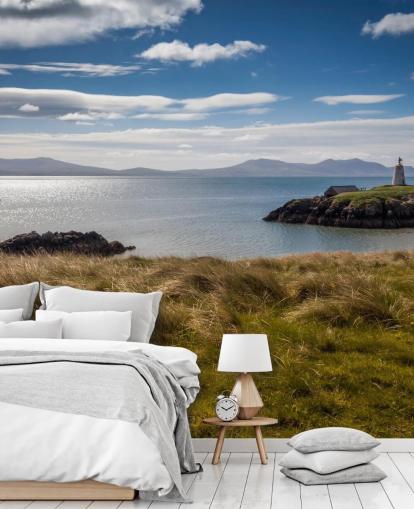 Båt på Lugn Sea åt sidan en lantlig kust i Llanddwyn