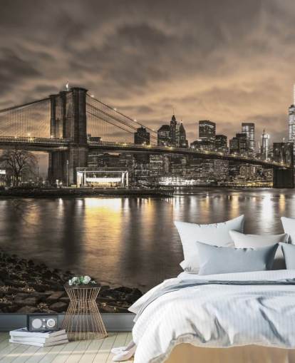 mörk new york city tapetväggmålning som heter Brooklyn Bridge och Manhattan Dramatic Skyline av Assaf Frank