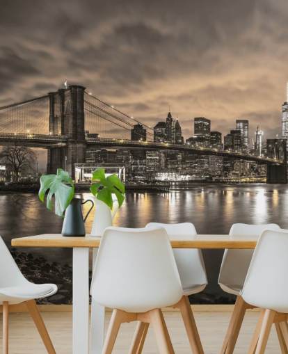 dunkles New York City-Tapetengemälde mit dem Titel Brooklyn Bridge und Manhattan Dramatic Skyline von Assaf Frank