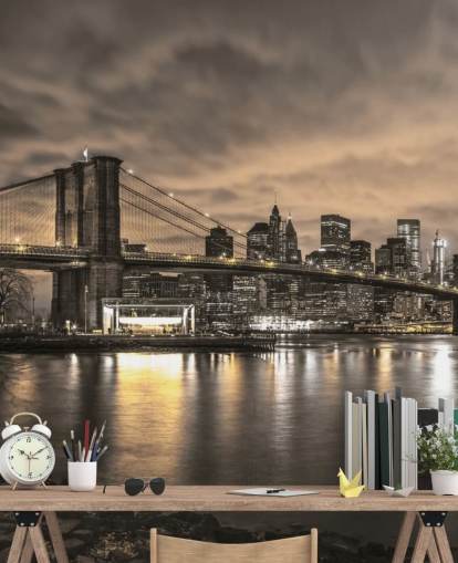 mural oscuro de papel pintado de la ciudad de Nueva York llamado Puente de Brooklyn y horizonte dramático de Manhattan de Assaf Frank