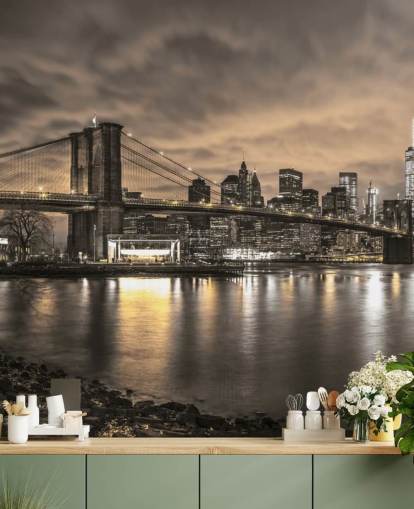 mural oscuro de papel pintado de la ciudad de Nueva York llamado Puente de Brooklyn y horizonte dramático de Manhattan de Assaf Frank