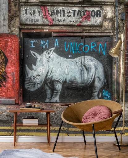 mural de papel de parede de grafite personalizável pintado com spray chamado Be What You Want to Be de Nick Jackson para quartos ou escritório