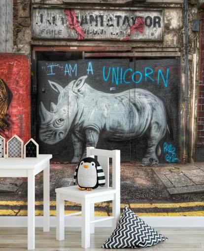 mural de papel de parede de grafite personalizável pintado com spray chamado Be What You Want to Be de Nick Jackson para quartos ou escritório