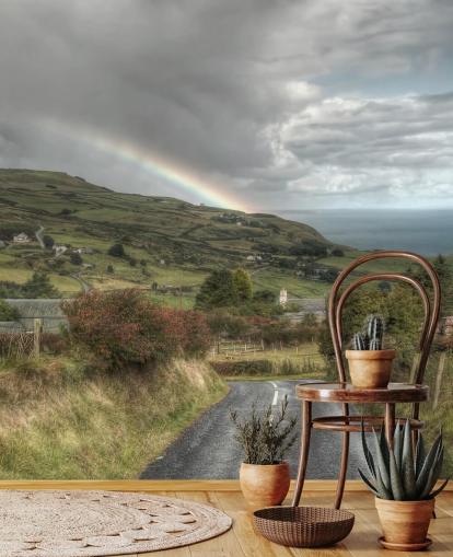 Decorazione murale con arcobaleno tempestoso in campagna
