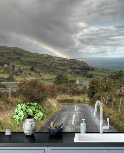 Stormachtige regenboog in landelijke muurschildering