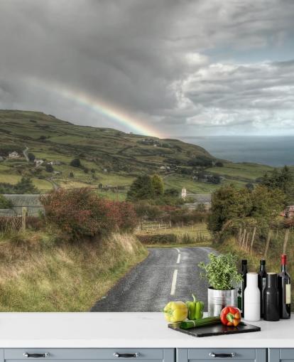 Stormachtige regenboog in landelijke muurschildering