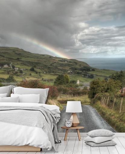 Decorazione murale con arcobaleno tempestoso in campagna