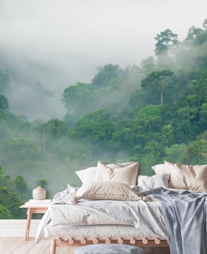 Papel pintado de árboles brumosos en la selva