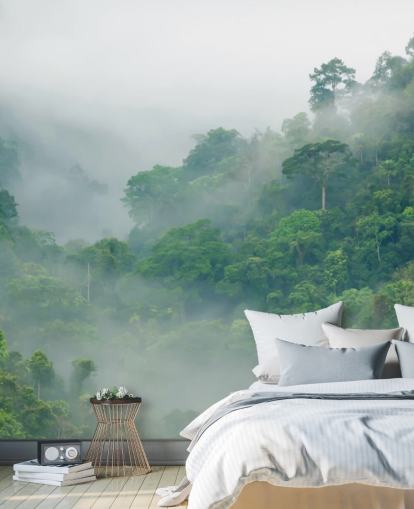 Papel pintado de árboles brumosos en la selva