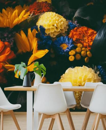 Orange und gelbe Blumen bemalte Tapete