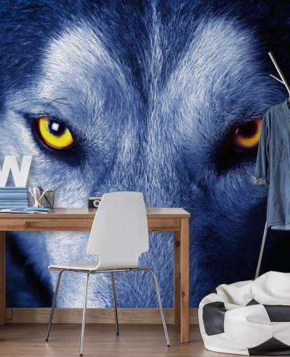 close-up van Wolfs gezicht gele ogen en blauw bont behang
