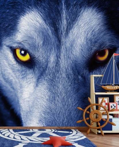 Primer plano de la cara de lobos ojos amarillos y papel tapiz de piel azul