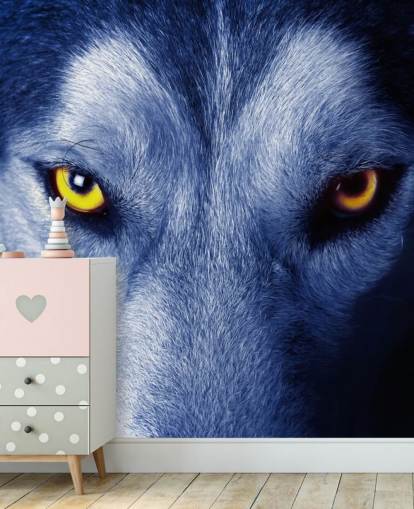 Nærbilde av Wolfs ansikt gule øyne og blå pels tapet