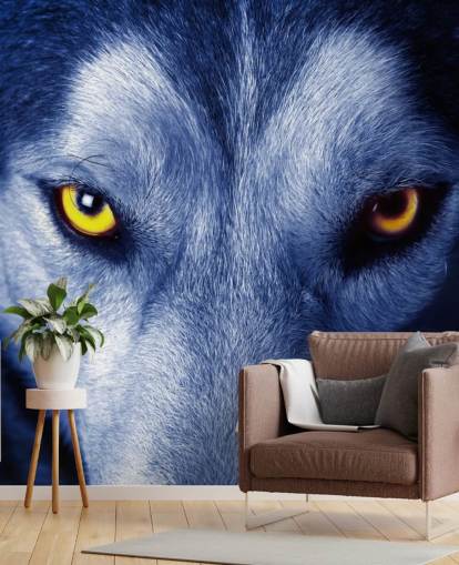 Primer plano de la cara de lobos ojos amarillos y papel tapiz de piel azul