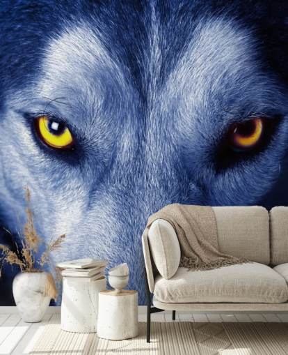 Primer plano de la cara de lobos ojos amarillos y papel tapiz de piel azul