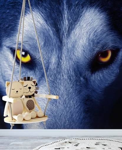 Primer plano de la cara de lobos ojos amarillos y papel tapiz de piel azul