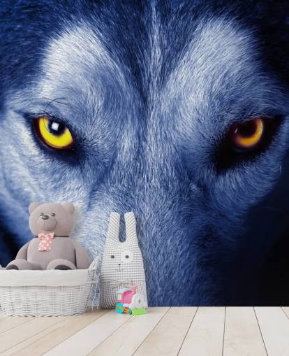 Primer plano de la cara de lobos ojos amarillos y papel tapiz de piel azul