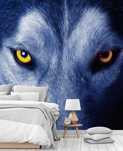 Primer plano de la cara de lobos ojos amarillos y papel tapiz de piel azul