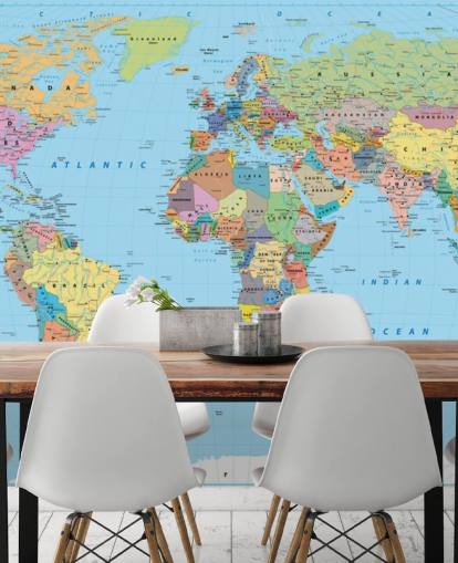Muurschildering met gekleurde kaart van de wereld