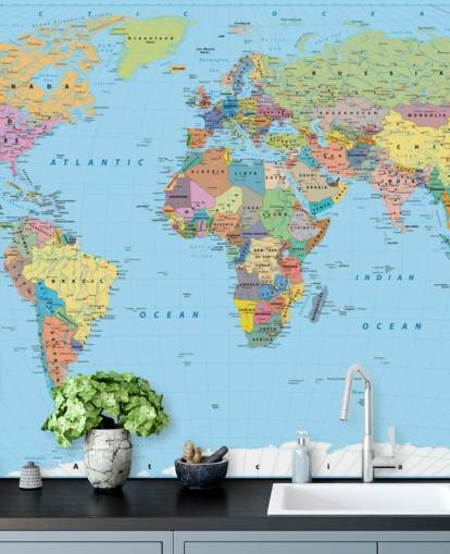 Muurschildering met gekleurde kaart van de wereld
